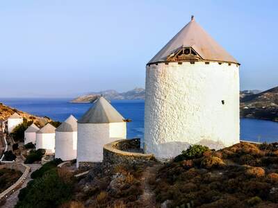 Větrné mlýny/Windmills/Pod hradem nad městečkem Pandeli.Ostrov Leros 