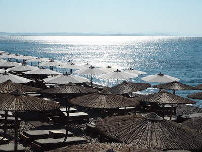 Chios - nekonečné slunečníky -  Fotini Beach