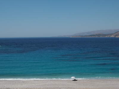 Chios - slunečník na pláži - Trachili Beach